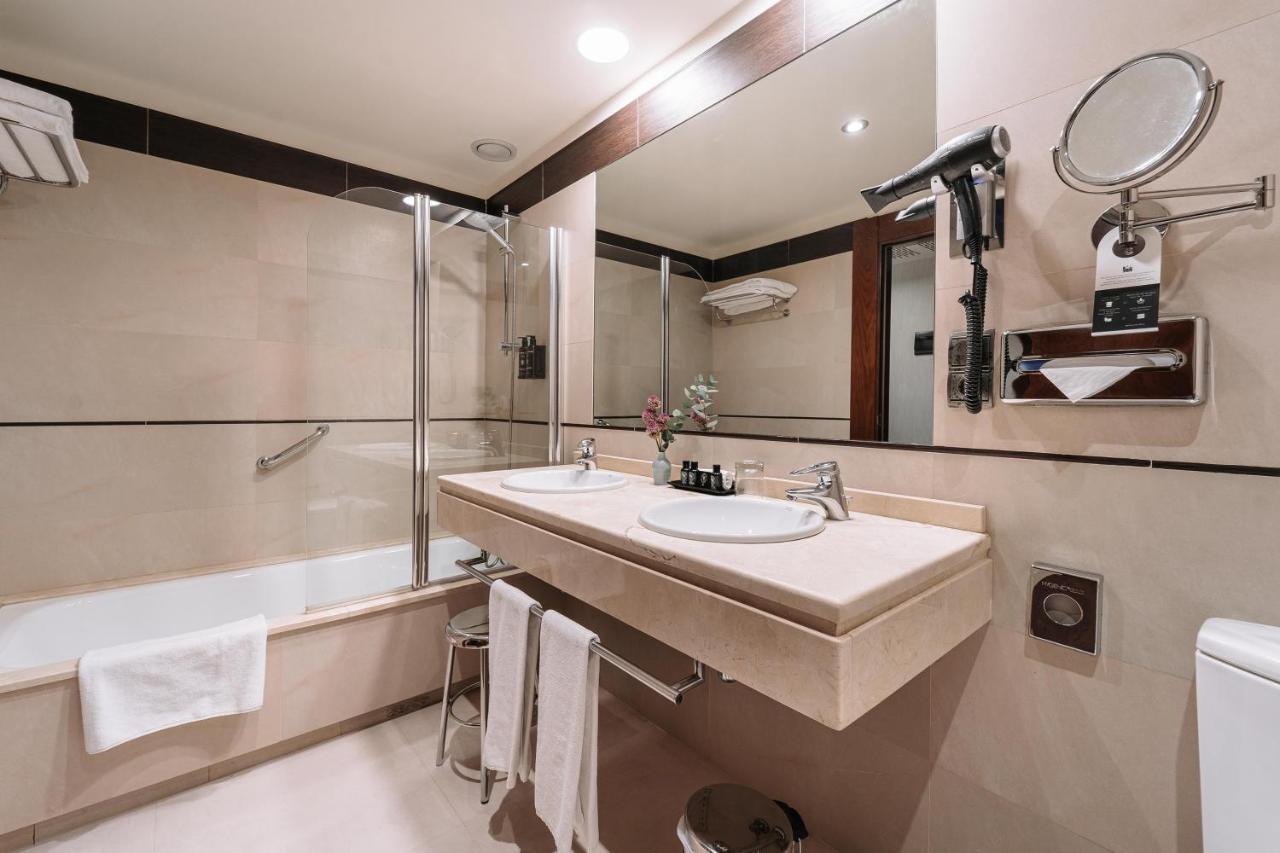 Palacio De Aviles Affiliated By Melia Exterior foto Bathroom